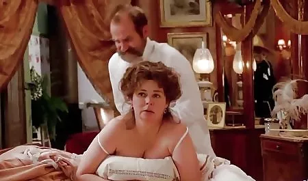 তরুণ মেয়ে তার প্রথম বিশাল কালো মোরগ