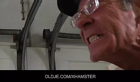 50 বছর বয়সী নির্যাতিত নারী এডিটর এর একটি আসবাবের দোকান